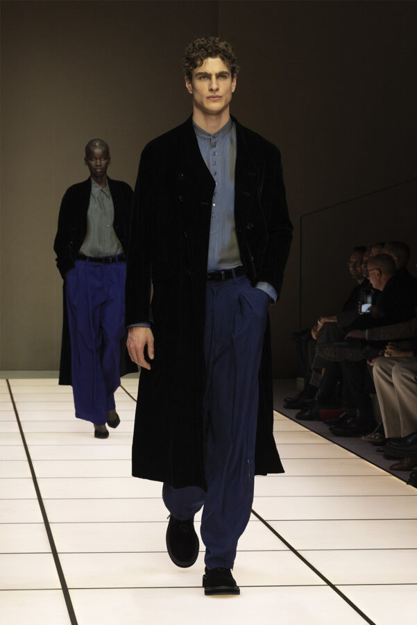 modelo desfilando durante el desfile del diseñador Giorgio Armani colección otoño/invierno 2026-2027