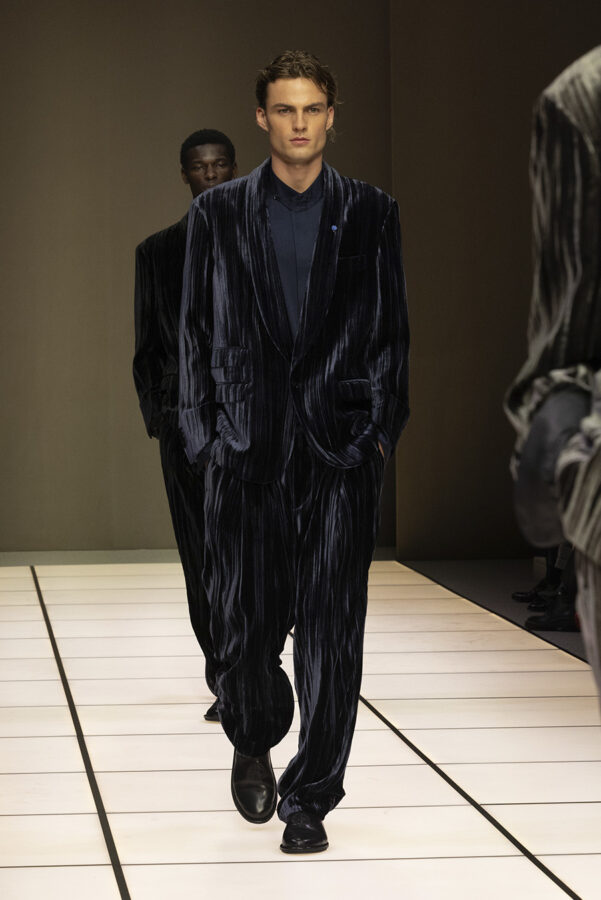 modelo desfilando durante el desfile del diseñador Giorgio Armani colección otoño/invierno 2026-2027