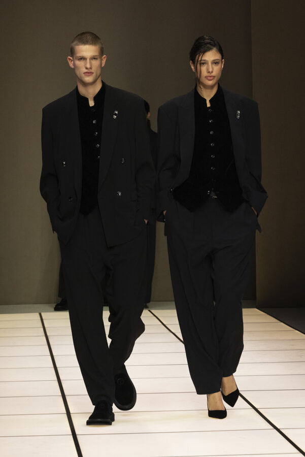 modelo desfilando durante el desfile del diseñador Giorgio Armani colección otoño/invierno 2026-2027