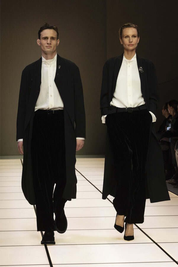 modelo desfilando durante el desfile del diseñador Giorgio Armani colección otoño/invierno 2026-2027