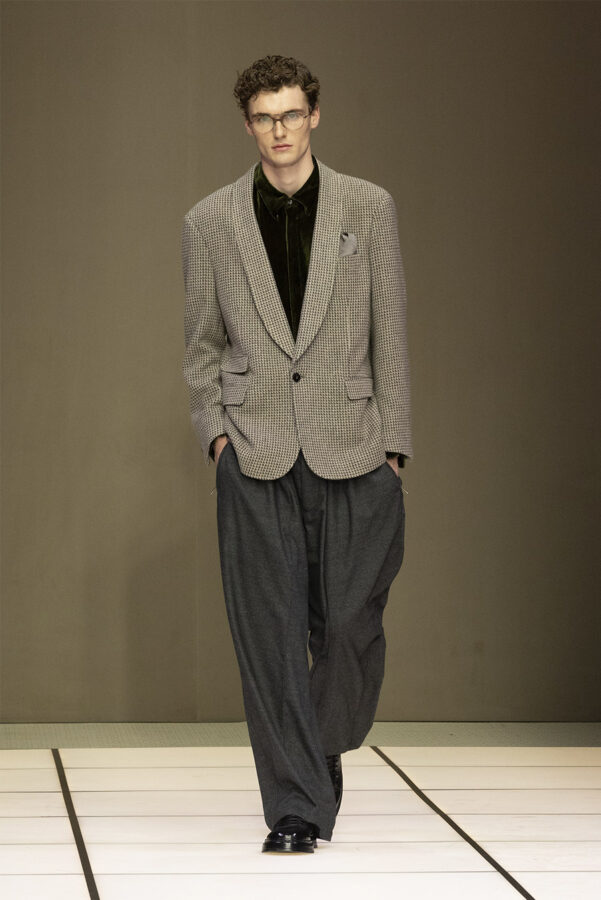 modelo desfilando durante el desfile del diseñador Giorgio Armani colección otoño/invierno 2026-2027