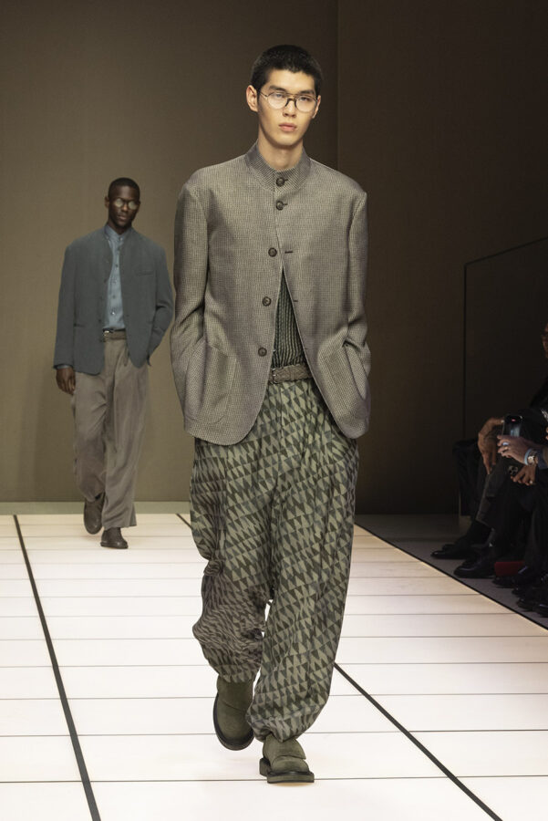 modelo desfilando durante el desfile del diseñador Giorgio Armani colección otoño/invierno 2026-2027