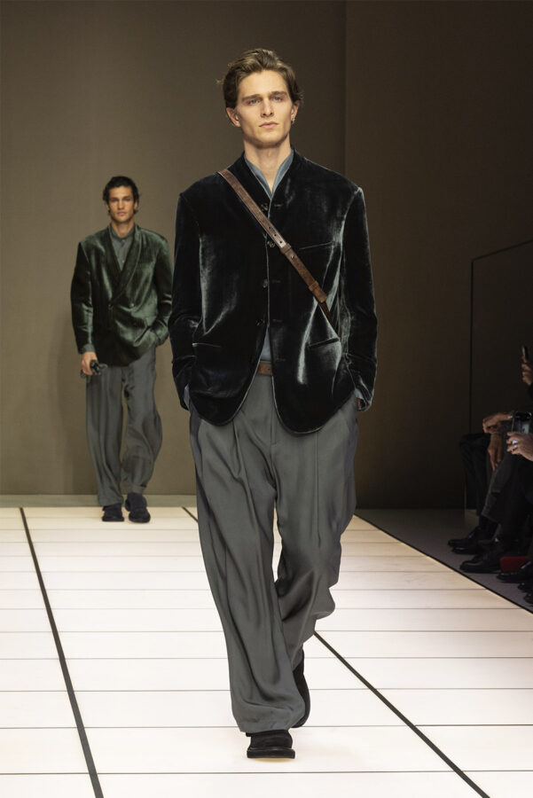 modelo desfilando durante el desfile del diseñador Giorgio Armani colección otoño/invierno 2026-2027