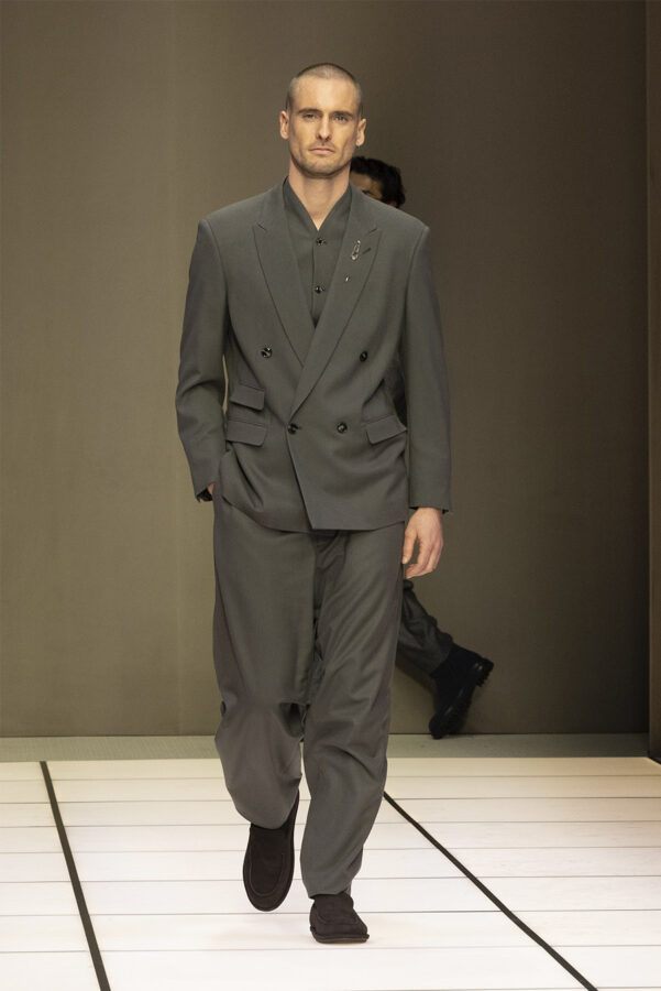 modelo desfilando durante el desfile del diseñador Giorgio Armani colección otoño/invierno 2026-2027