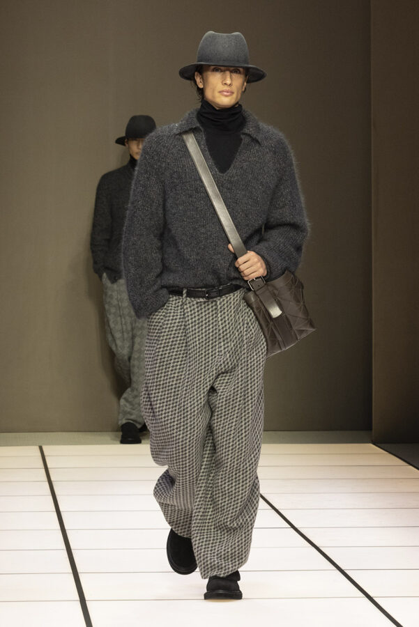 modelo desfilando durante el desfile del diseñador Giorgio Armani colección otoño/invierno 2026-2027