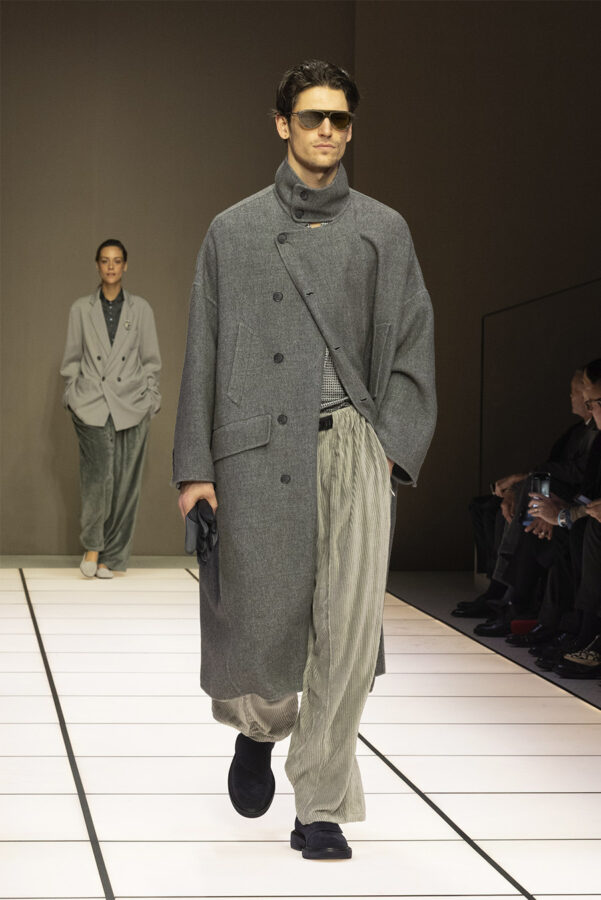 modelo desfilando durante el desfile del diseñador Giorgio Armani colección otoño/invierno 2026-2027