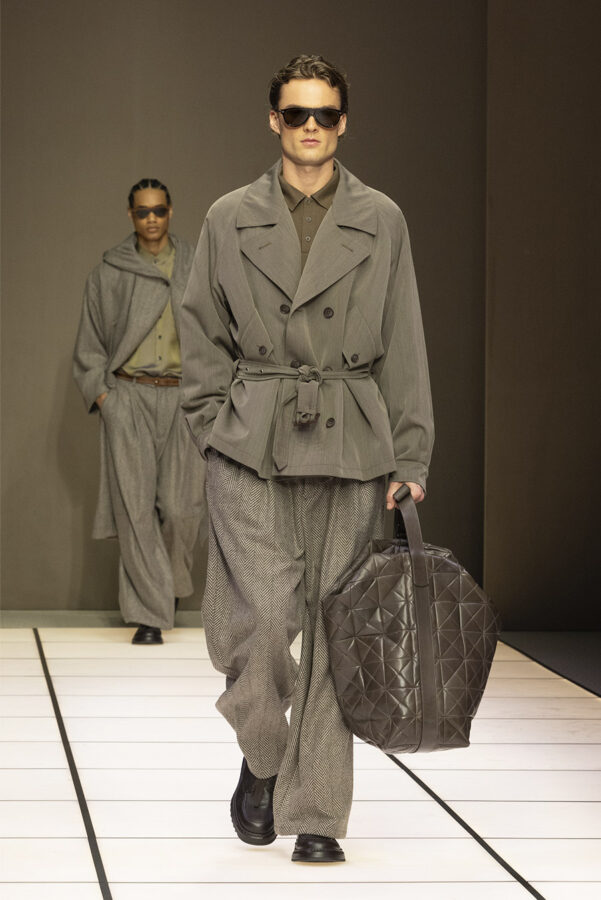 modelo desfilando durante el desfile del diseñador Giorgio Armani colección otoño/invierno 2026-2027