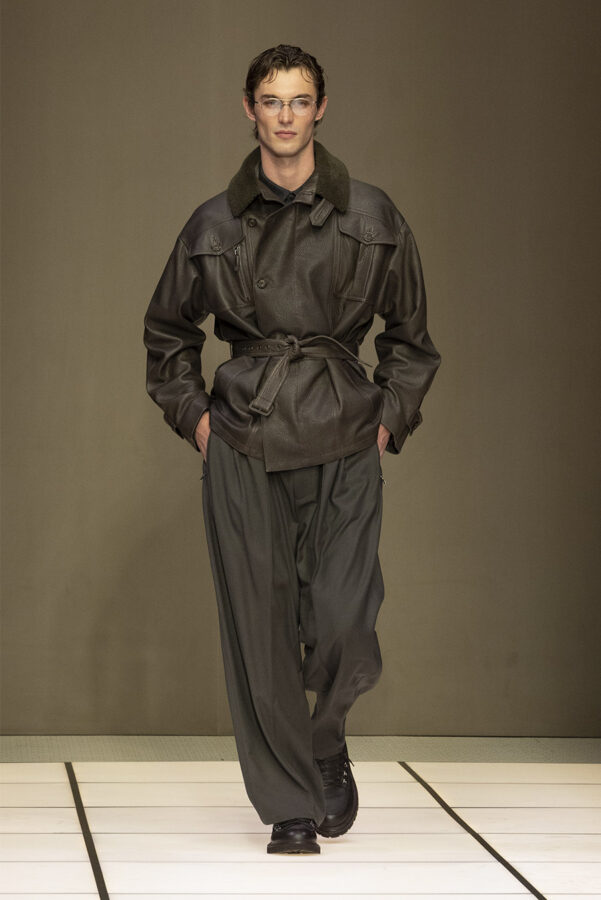 modelo Kit Butler desfilando durante el desfile del diseñador Giorgio Armani colección otoño/invierno 2026-2027