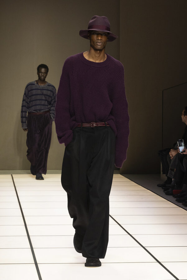 modelo desfilando durante el desfile del diseñador Giorgio Armani colección otoño/invierno 2026-2027