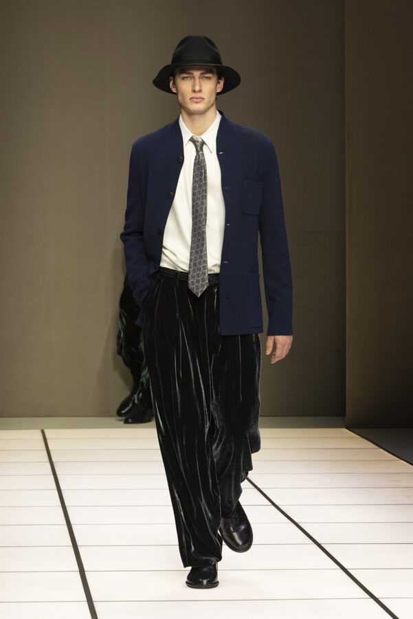 modelo desfilando durante el desfile del diseñador Giorgio Armani colección otoño/invierno 2026-2027