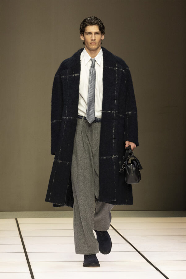 modelo desfilando durante el desfile del diseñador Giorgio Armani colección otoño/invierno 2026-2027
