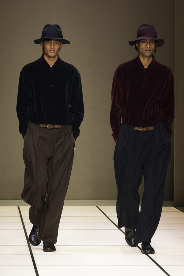 modelo desfilando durante el desfile del diseñador Giorgio Armani colección otoño/invierno 2026-2027