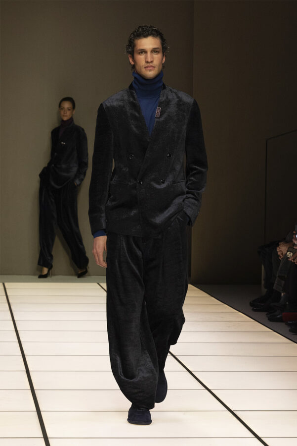 modelo desfilando durante el desfile del diseñador Giorgio Armani colección otoño/invierno 2026-2027