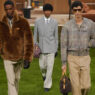 Diferentes modelos masculinos desfilando en el desfile de Louis Vuitton otoño/invierno 2026-2027