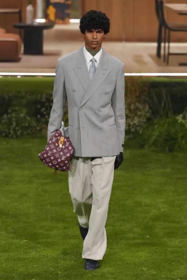 modelo desfilando en el desfile de Louis Vuitton otoño/invierno 2026-2027