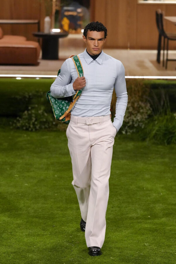 modelo desfilando en el desfile de Louis Vuitton otoño/invierno 2026-2027