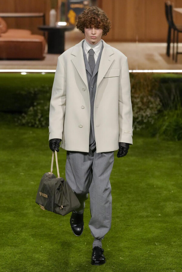 modelo desfilando en el desfile de Louis Vuitton otoño/invierno 2026-2027