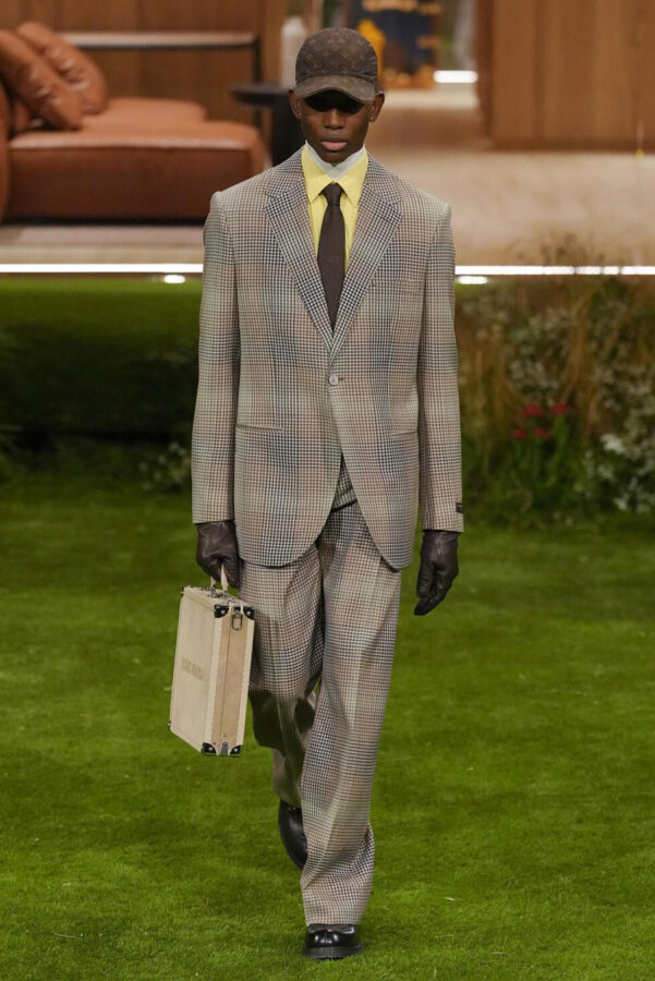 modelo desfilando en el desfile de Louis Vuitton otoño/invierno 2026-2027