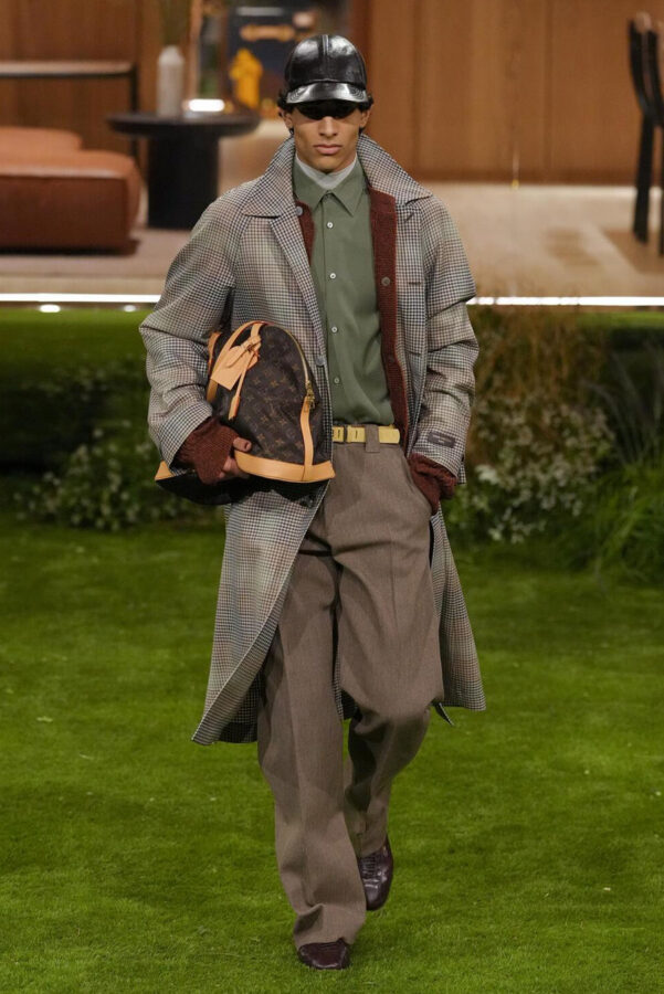 modelo desfilando en el desfile de Louis Vuitton otoño/invierno 2026-2027