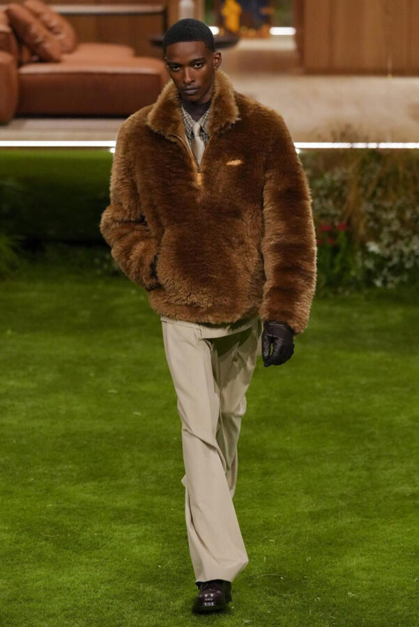 modelo desfilando en el desfile de Louis Vuitton otoño/invierno 2026-2027