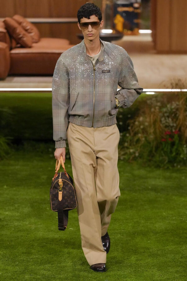modelo desfilando en el desfile de Louis Vuitton otoño/invierno 2026-2027