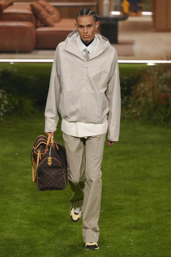 modelo desfilando en el desfile de Louis Vuitton otoño/invierno 2026-2027
