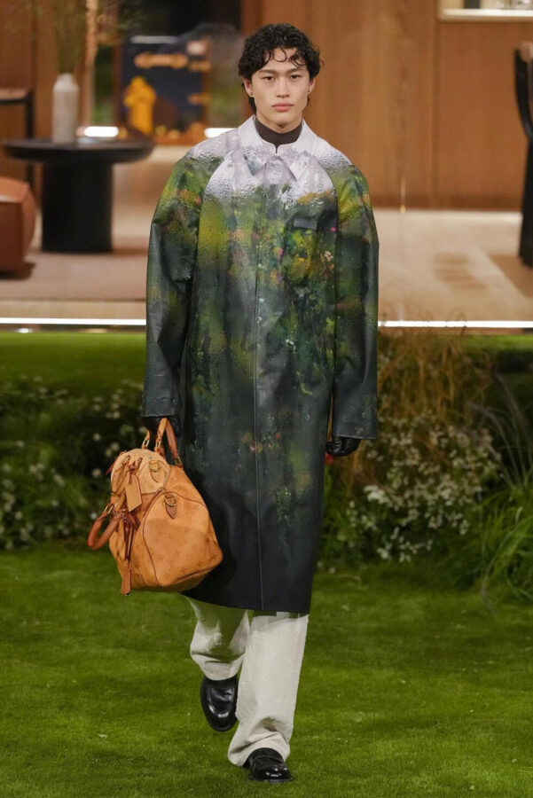 modelo desfilando en el desfile de Louis Vuitton otoño/invierno 2026-2027