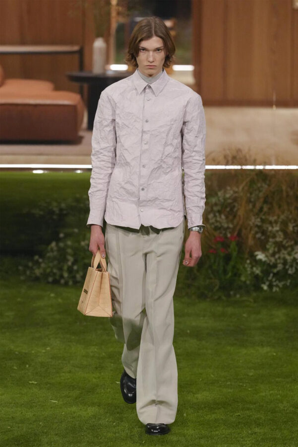 modelo desfilando en el desfile de Louis Vuitton otoño/invierno 2026-2027