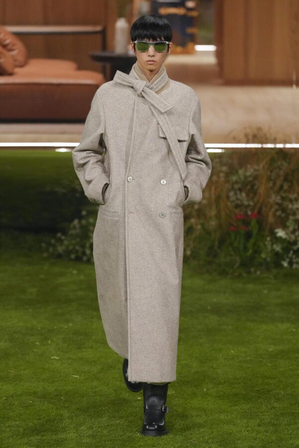 modelo desfilando en el desfile de Louis Vuitton otoño/invierno 2026-2027