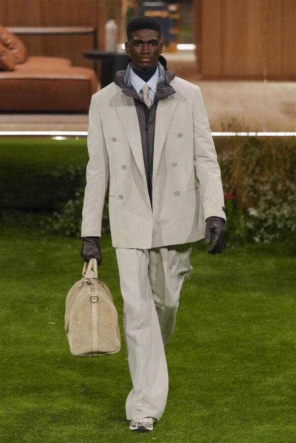 modelo desfilando en el desfile de Louis Vuitton otoño/invierno 2026-2027