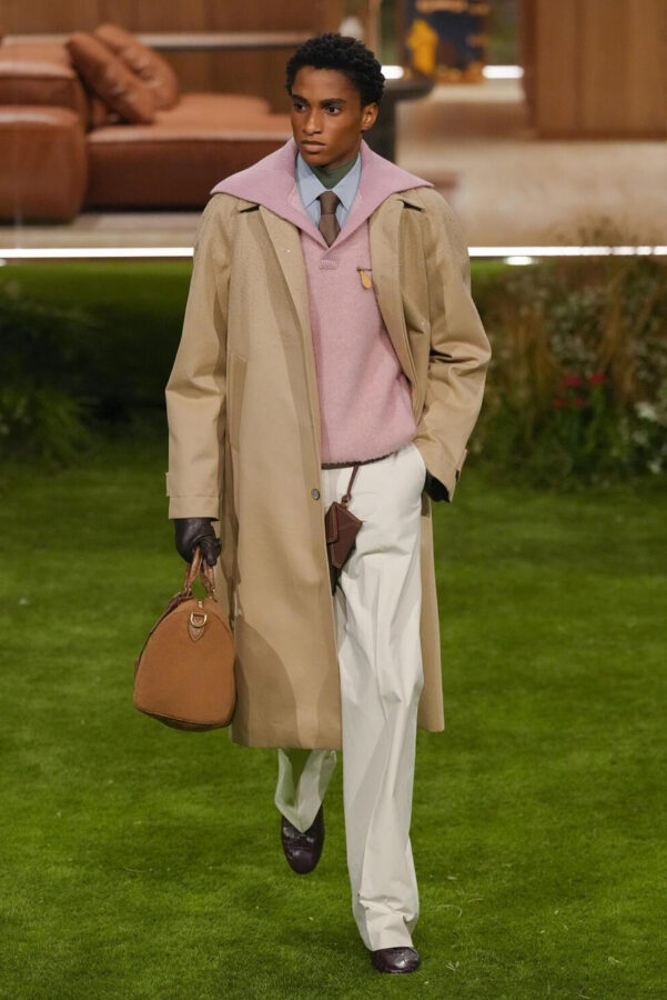 modelo desfilando en el desfile de Louis Vuitton otoño/invierno 2026-2027