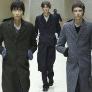 Desfile Prada otoño 2026: Raf Simons baja el tono y gana cercanía en su propuesta para la próxima temporada Collage que muestra a diferentes modelos masculinos desfilando durante el desfile de Prada para hombre otoño 2026