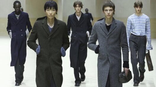 Collage que muestra a diferentes modelos masculinos desfilando durante el desfile de Prada para hombre otoño 2026