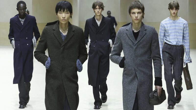 Collage que muestra a diferentes modelos masculinos desfilando durante el desfile de Prada para hombre otoño 2026