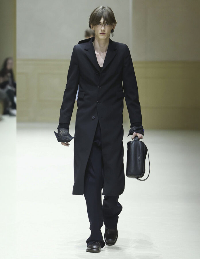 modelo desfile Prada hombre otoño/invierno 2026