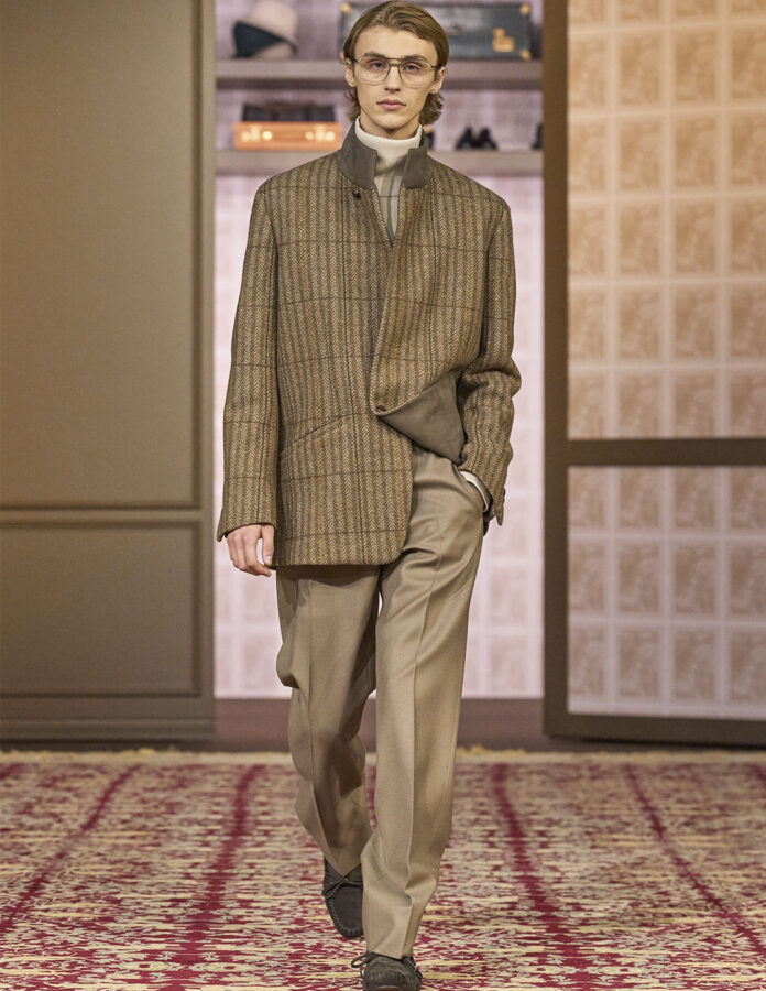 modelo desfilando en el desfile de Zegna temporada otoño 2026
