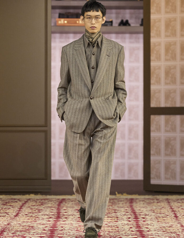 modelo desfilando en el desfile de Zegna temporada otoño 2026