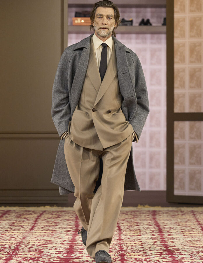 modelo desfilando en el desfile de Zegna temporada otoño 2026