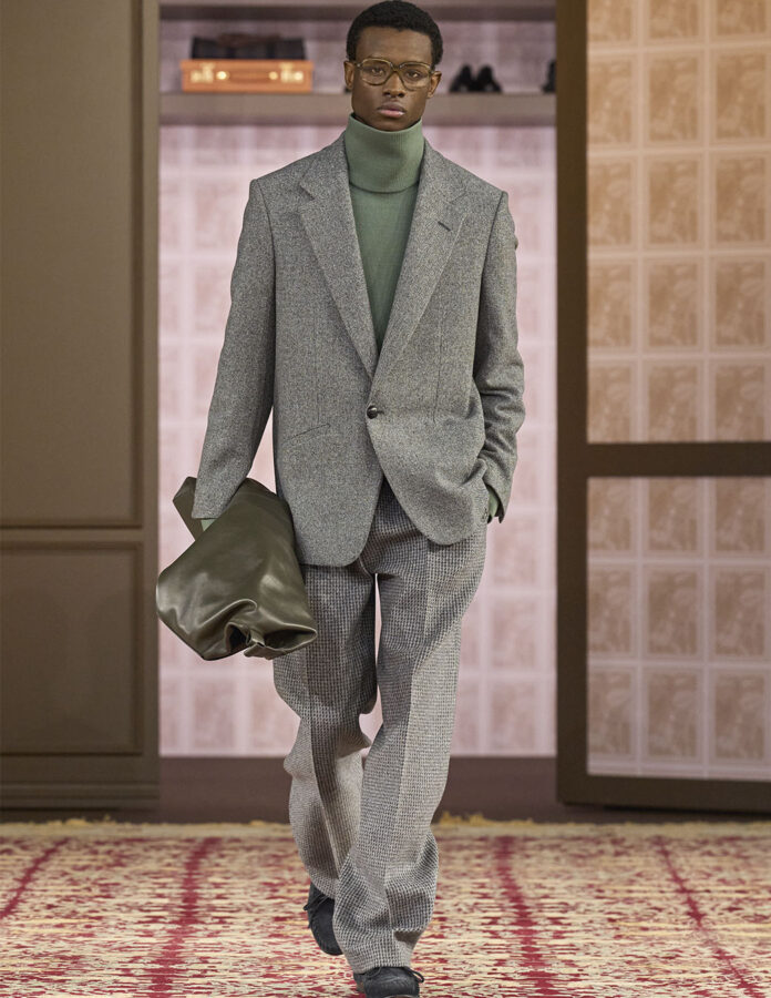 modelo desfilando en el desfile de Zegna temporada otoño 2026