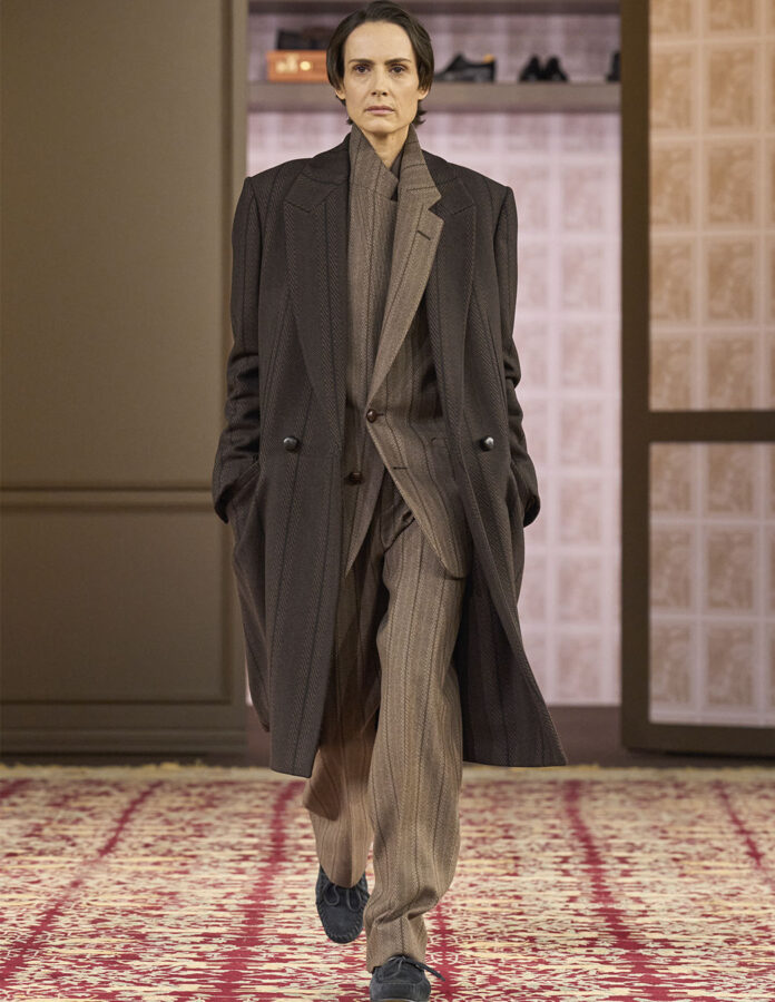 modelo desfilando en el desfile de Zegna temporada otoño 2026