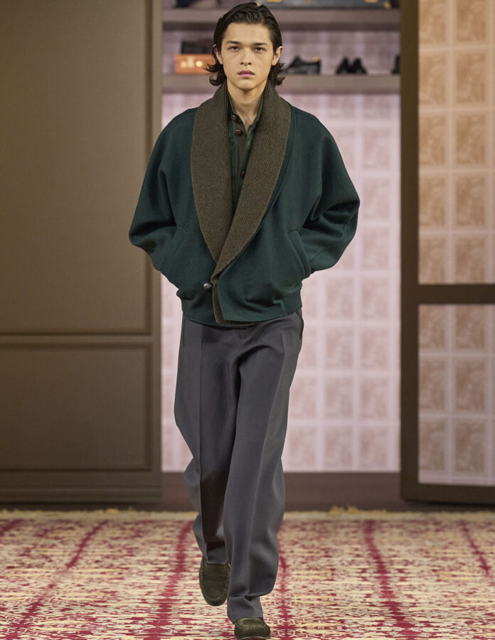 modelo desfilando en el desfile de Zegna temporada otoño 2026