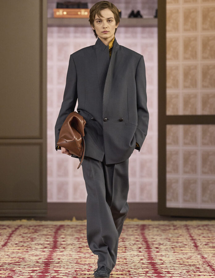 modelo desfilando en el desfile de Zegna temporada otoño 2026