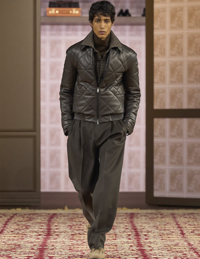 modelo desfilando en el desfile de Zegna temporada otoño 2026