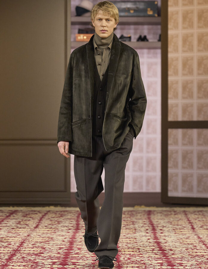 modelo desfilando en el desfile de Zegna temporada otoño 2026