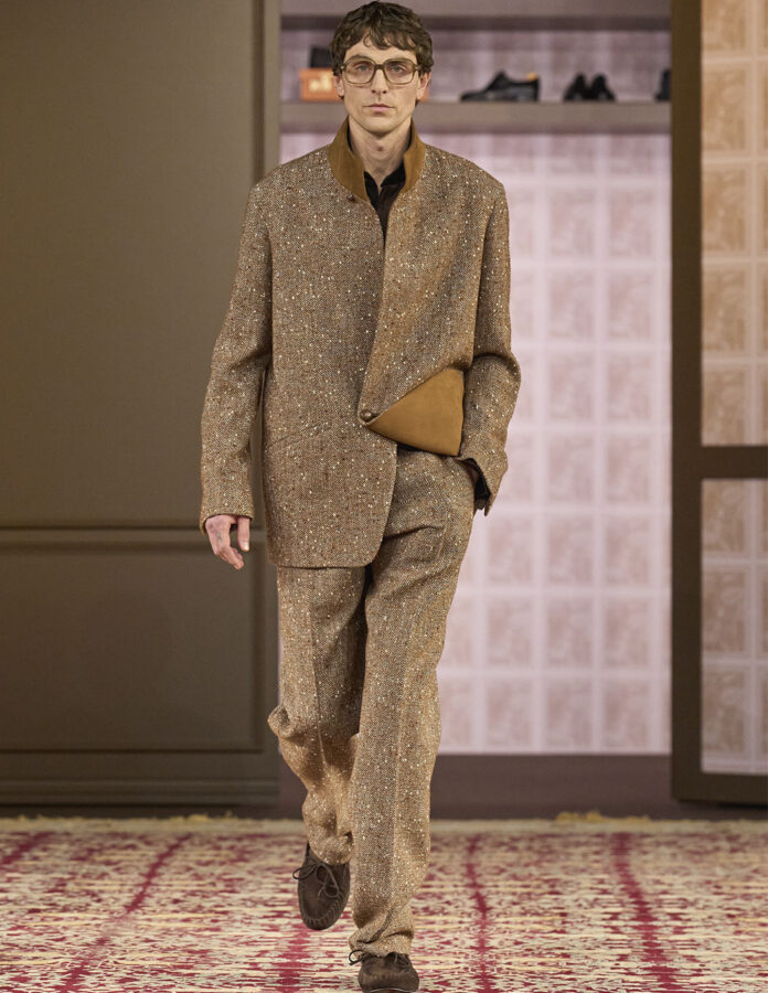 modelo desfilando en el desfile de Zegna temporada otoño 2026