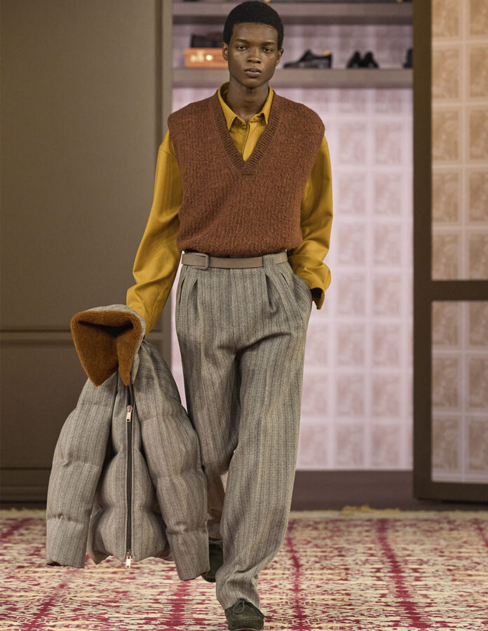 modelo desfilando en el desfile de Zegna temporada otoño 2026