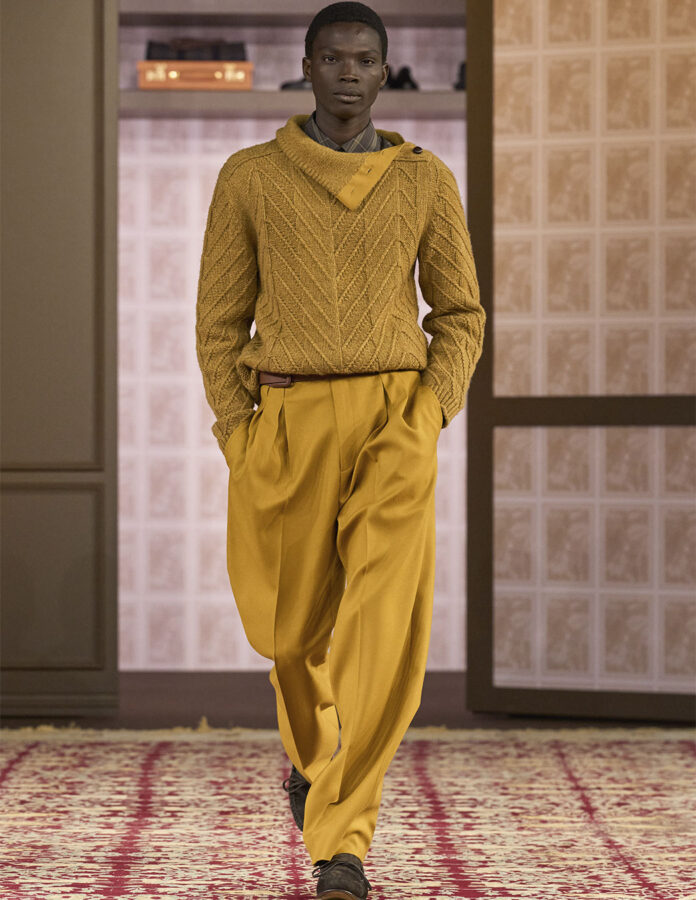 modelo desfilando en el desfile de Zegna temporada otoño 2026