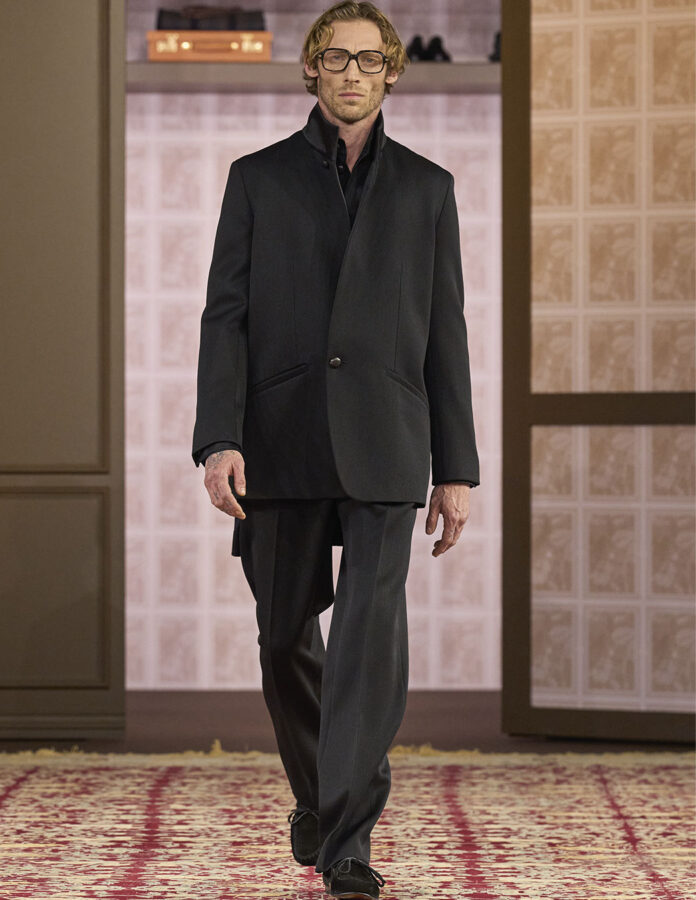 modelo desfilando en el desfile de Zegna temporada otoño 2026