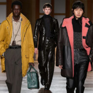 Desfile de Hermès invierno 2026: así ha sido el último paseo de Véronique Nichanian sobre la pasarela Collage que muestra a diferentes modelos hombres desfilando en el desfile de Hermès temporada otoño/invierno 2026-2027