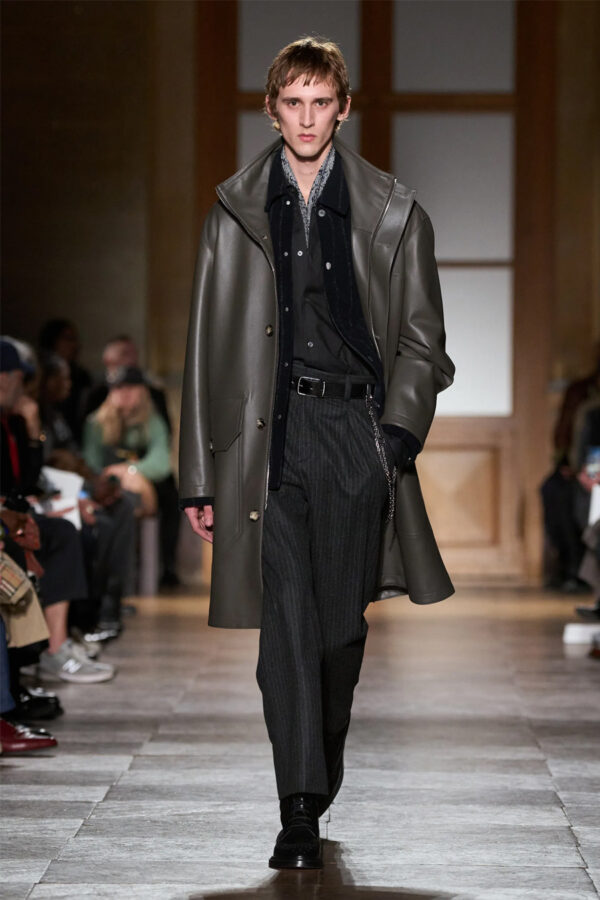 modelo desfilando en el desfile Hermès invierno 2026